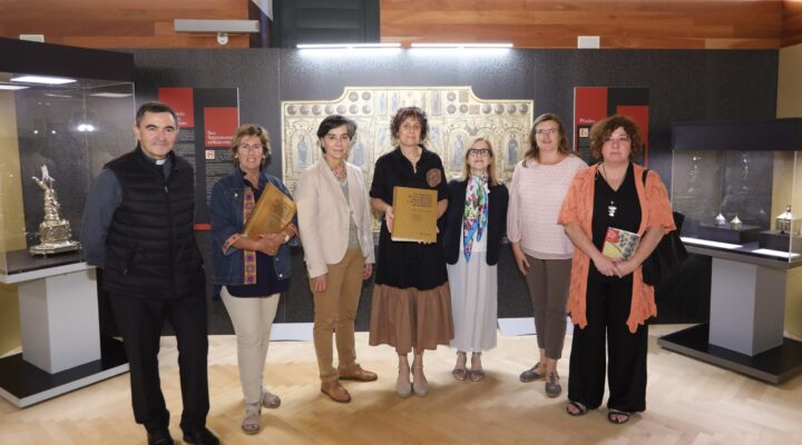 De izda. a dcha.: Mikel Garciandia, capellán del Santuario de San Miguel de Aralar; Susana Herreros, directora de servicio de Patrimonio histórico; Eloisa Ramírez, catedrática de Historia medieval en la UPNA, Rebeca Esnaola, consejera de Cultura, Turismo y Deporte; Lourdes de San Jose, autora del libro; y Alicia Ancho y Berta Balduz, restauradoras de Patrimonio Histórico (fotografía del Gobierno de Navarra).