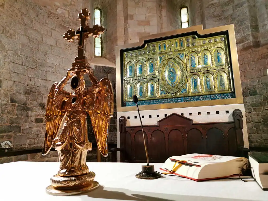 Efigie y retablo de San Miguel de Aralar